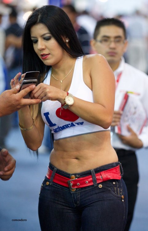 Culazo de Edecan en Tight Jeans Lisos (7).jpg