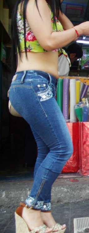 Culazo de Puta de la Merced en Tight Jeans (18).jpg