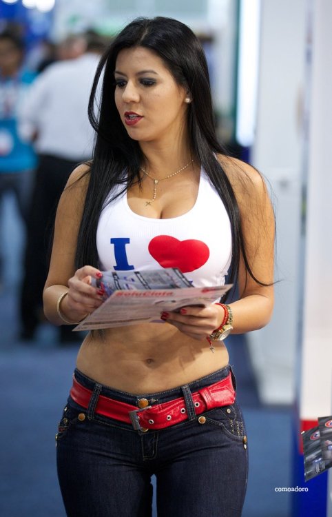 Culazo de Edecan en Tight Jeans Lisos (14).jpg