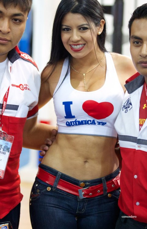 Culazo de Edecan en Tight Jeans Lisos (20).jpg