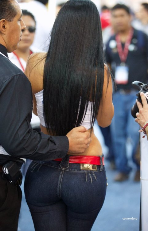 Culazo de Edecan en Tight Jeans Lisos (3).jpg