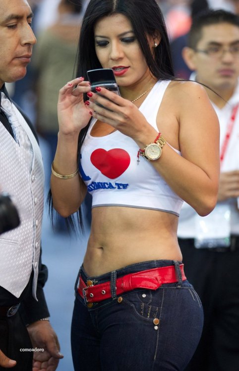 Culazo de Edecan en Tight Jeans Lisos (2).jpg
