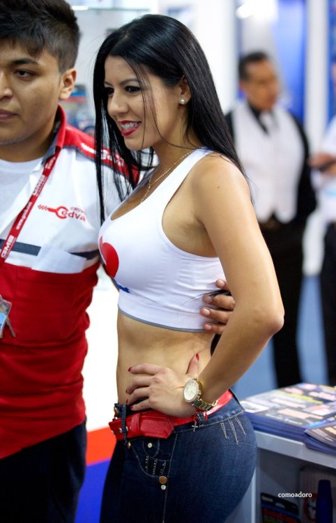 Culazo de Edecan en Tight Jeans Lisos (26).jpg