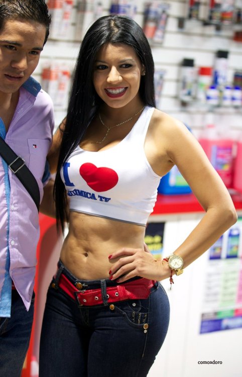 Culazo de Edecan en Tight Jeans Lisos (15).jpg