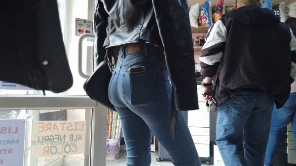 cap_steveoban_Jeans_biker_chick_00_02_01_11.jpg.04fae44fd378380d523093a9babc6c97.jpg