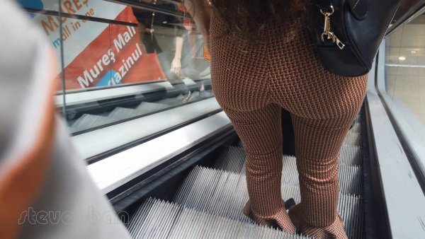 cap_steveoban_highheels_00_01_07_12.jpg.6af5fc9f2b434e00759dd85665db3a20.jpg