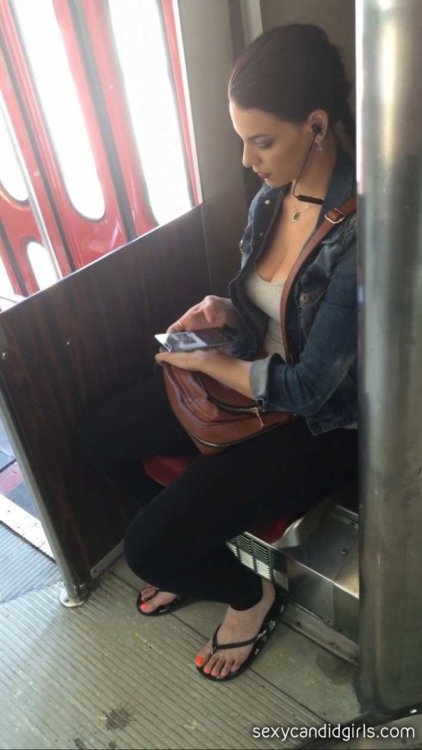 Candid-Cleavage-Hot-Girl-At-The-Subway-3.thumb.jpg.2a4b0ad87cd9dbed8094aab2c8110385.jpg
