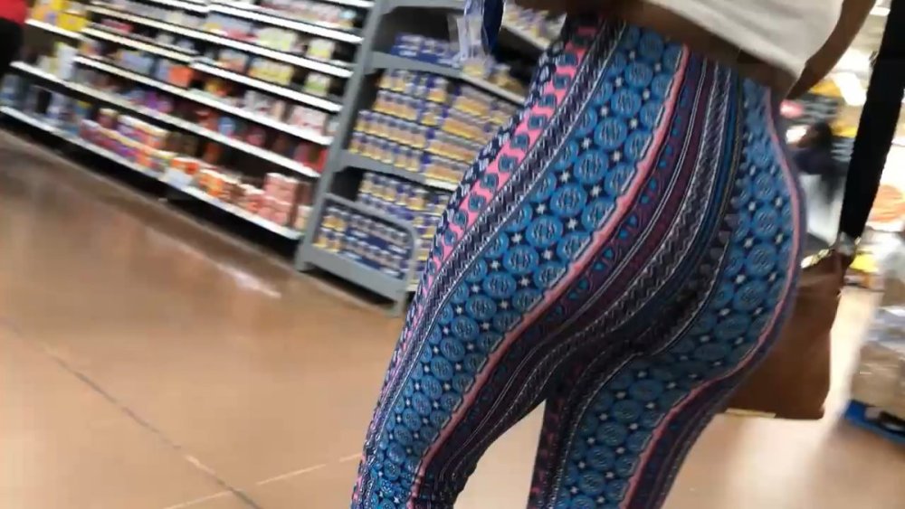 cap_AmazingEbonywithPatternedFlarePantsmp4_00_01_40_04.jpg