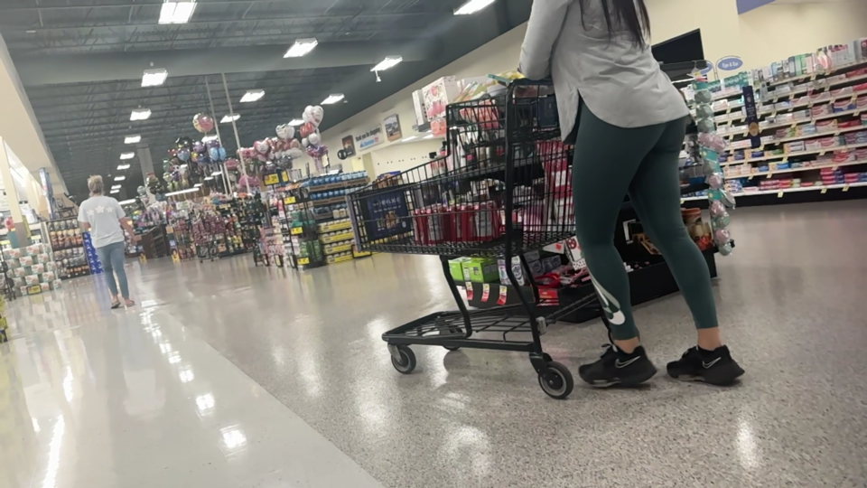 Latinamilfjigglingatthestore_1.png.55ea0cbd5146b5ed88aaa46d7abe1bf5.png