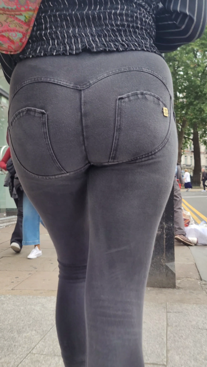 Pocket less jeans 4k_1.png