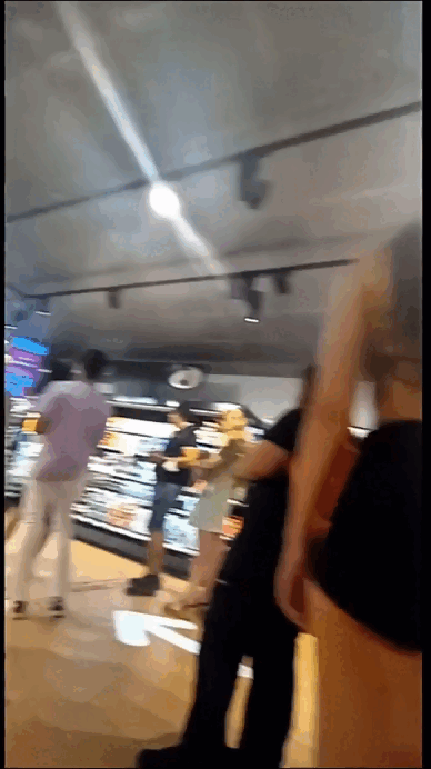Candid(7).gif.ef58e5408ea1a71ccb153c786349ec87.gif